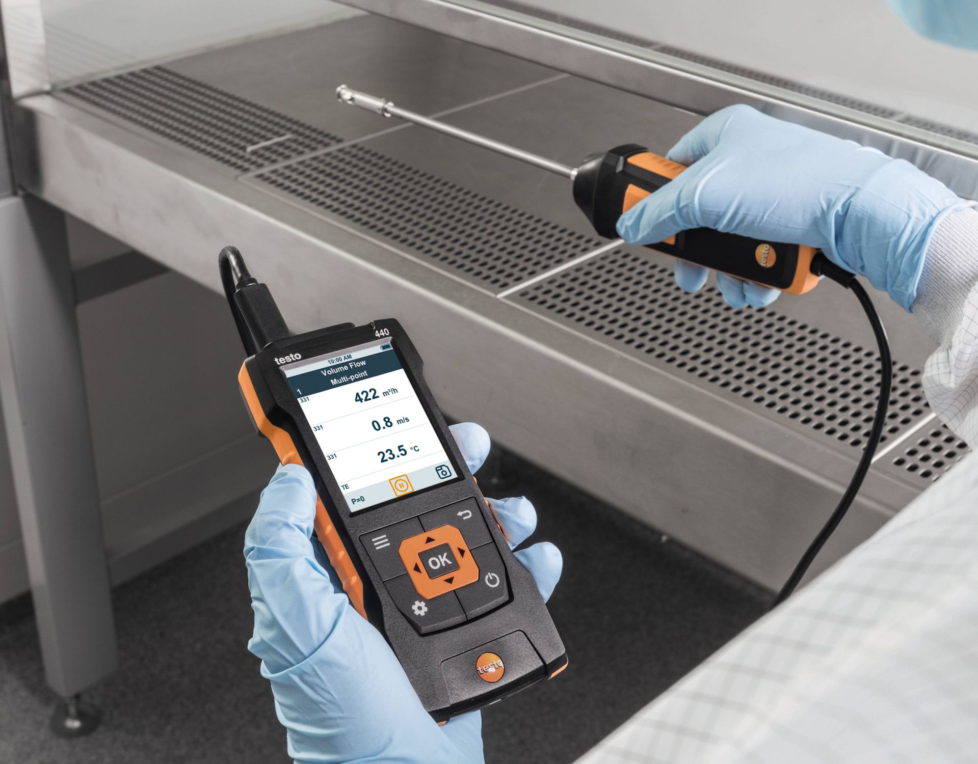 Volumetric flow measurement in fume cupboards with fume cupboard probe and testo 440